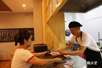 90后小夫妻高新區(qū)開(kāi)中式快餐店，服務(wù)白領(lǐng)生意紅火